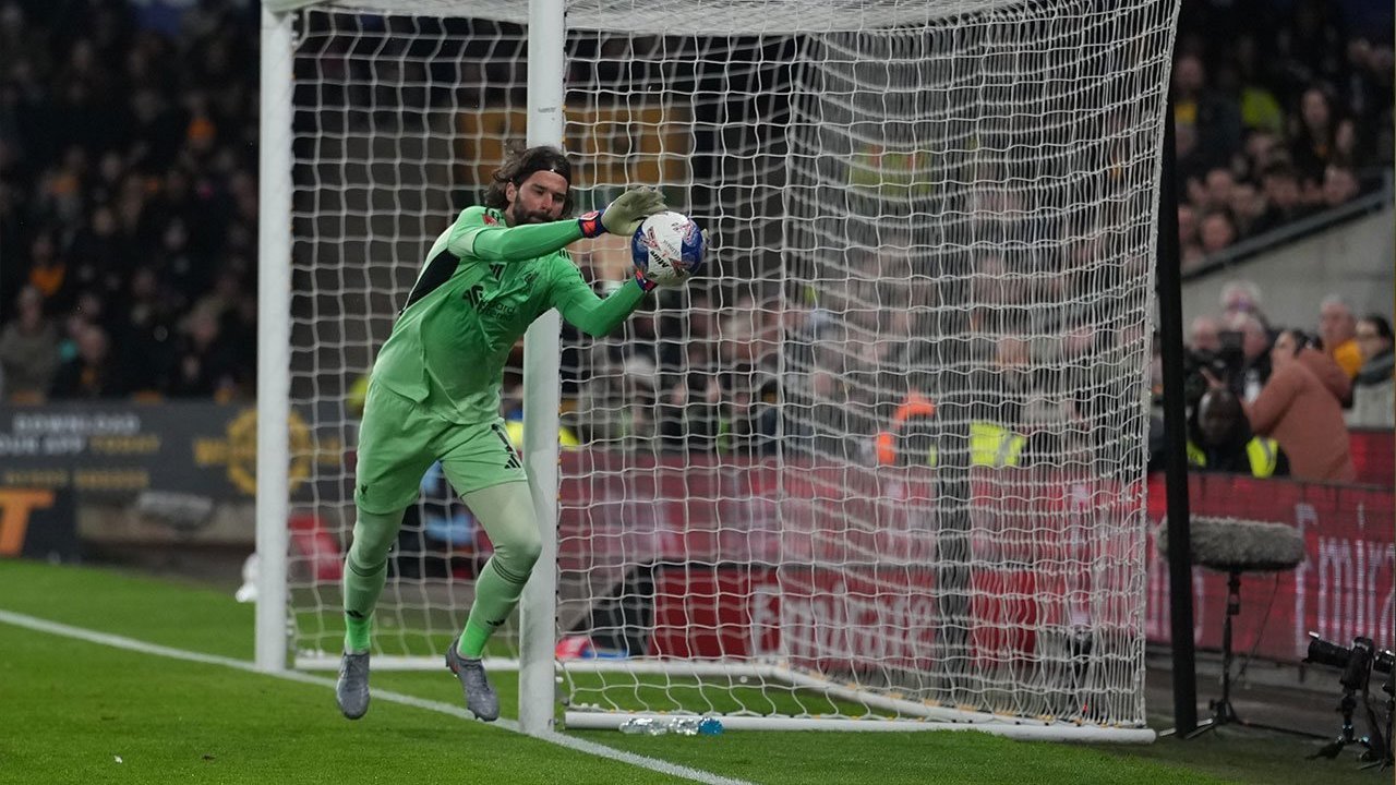 Peluang Juventus Rekrut Alisson Becker Kembali Terbuka, Kontrak Baru di Liverpool Belum Dibahas