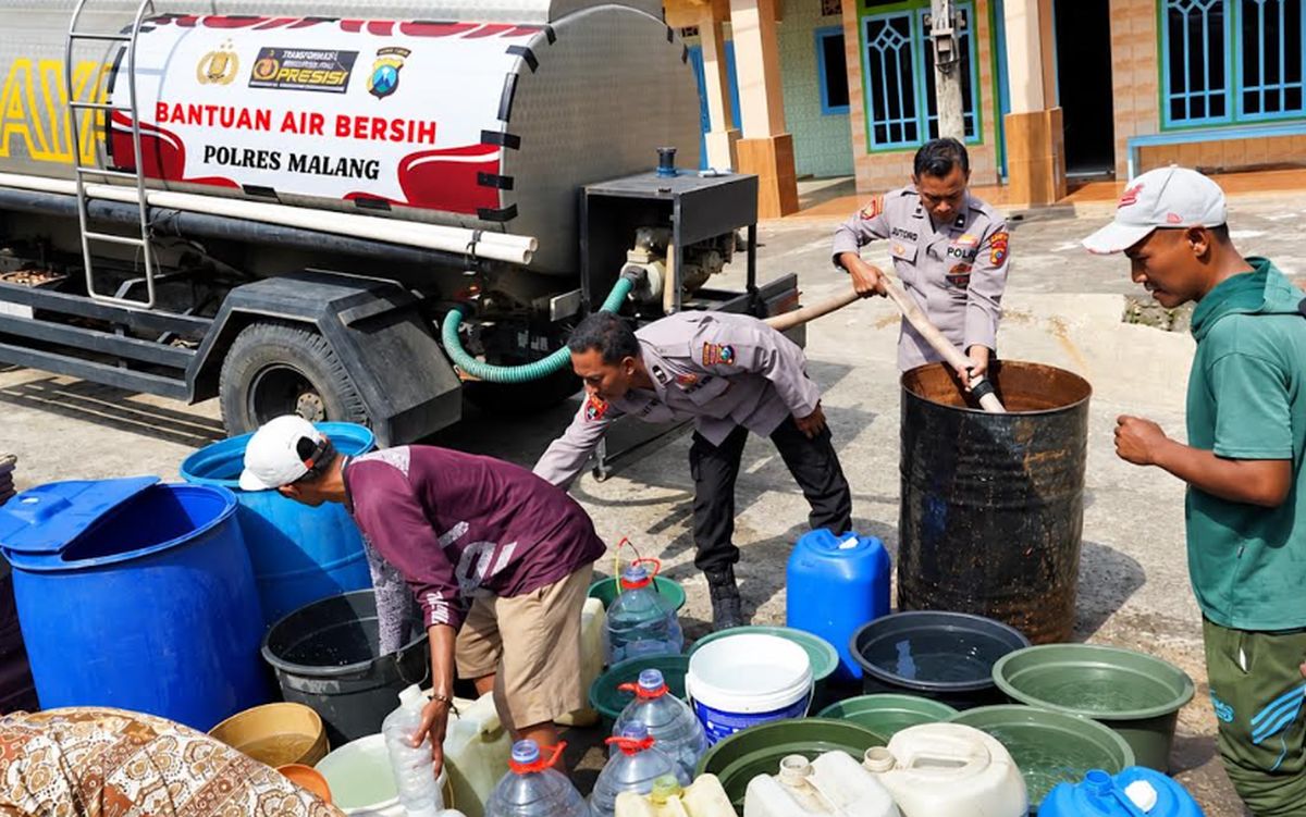 Kekeringan Landa Sejumlah Wilayah Malang, Polisi Distribusikan Air Bersih untuk Warga